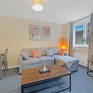 Apartment Modern & Spacious 2 Bedroom Serviced Next To Lochend Park - Private Underground Parking & Lift Available - Close To Centre, Edinburgh